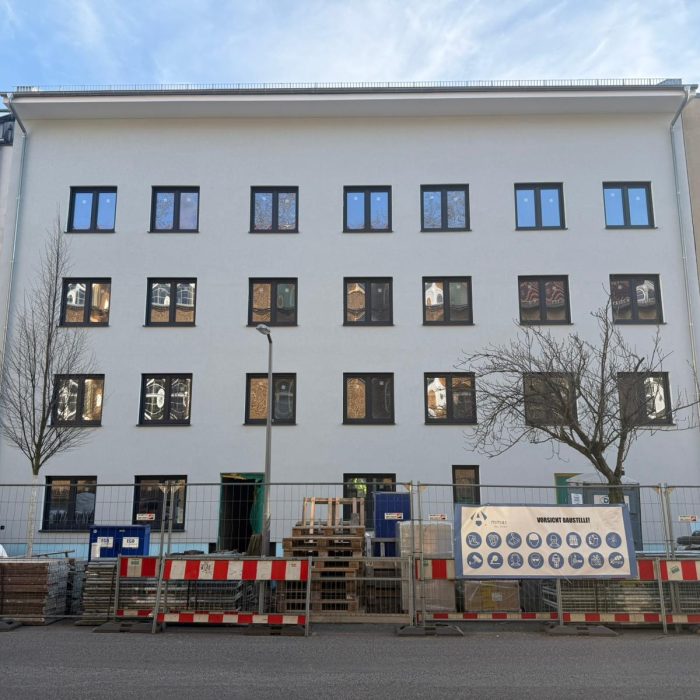 Frontansicht des Wohngebäudes in der Hausotterstraße in Berlin