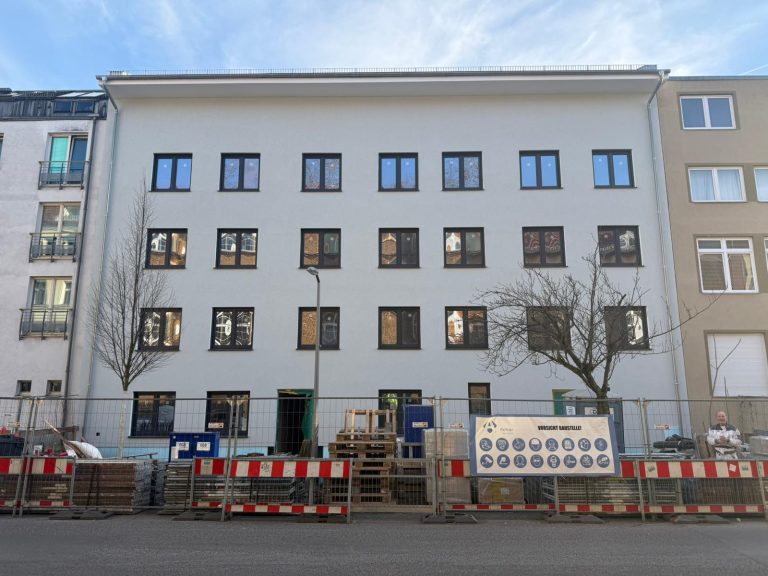 Hausotterstraße – Frontansicht Frontansicht des Wohngebäudes in der Hausotterstraße in Berlin