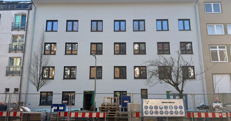 Frontansicht des Wohngebäudes in der Hausotterstraße in Berlin
