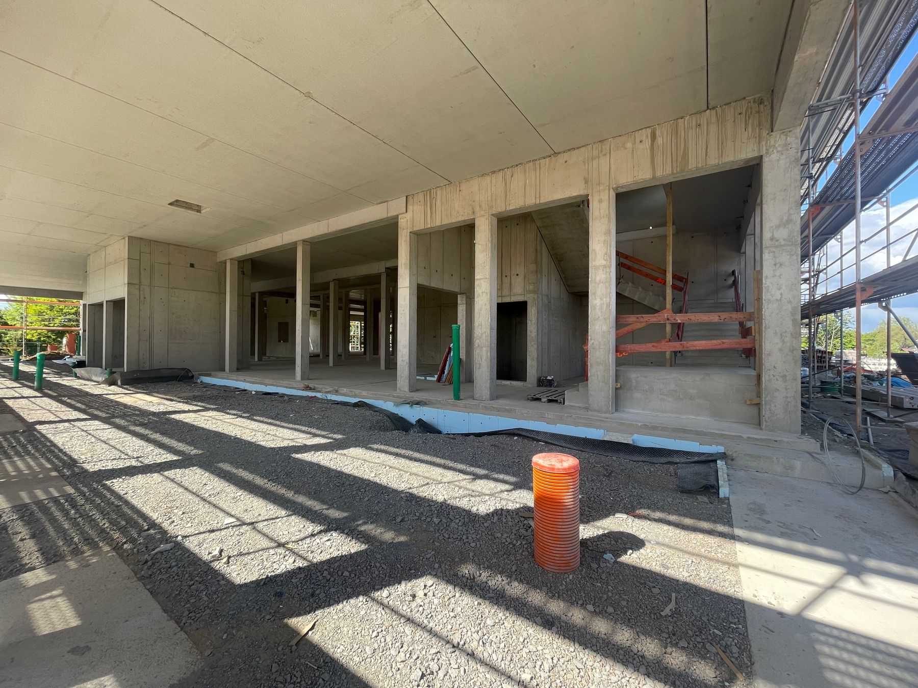Innenraum im Rohbau der Schule am Koppelweg in Berlin-Neukölln mit Stahlbetonwänden und Fensteröffnungen