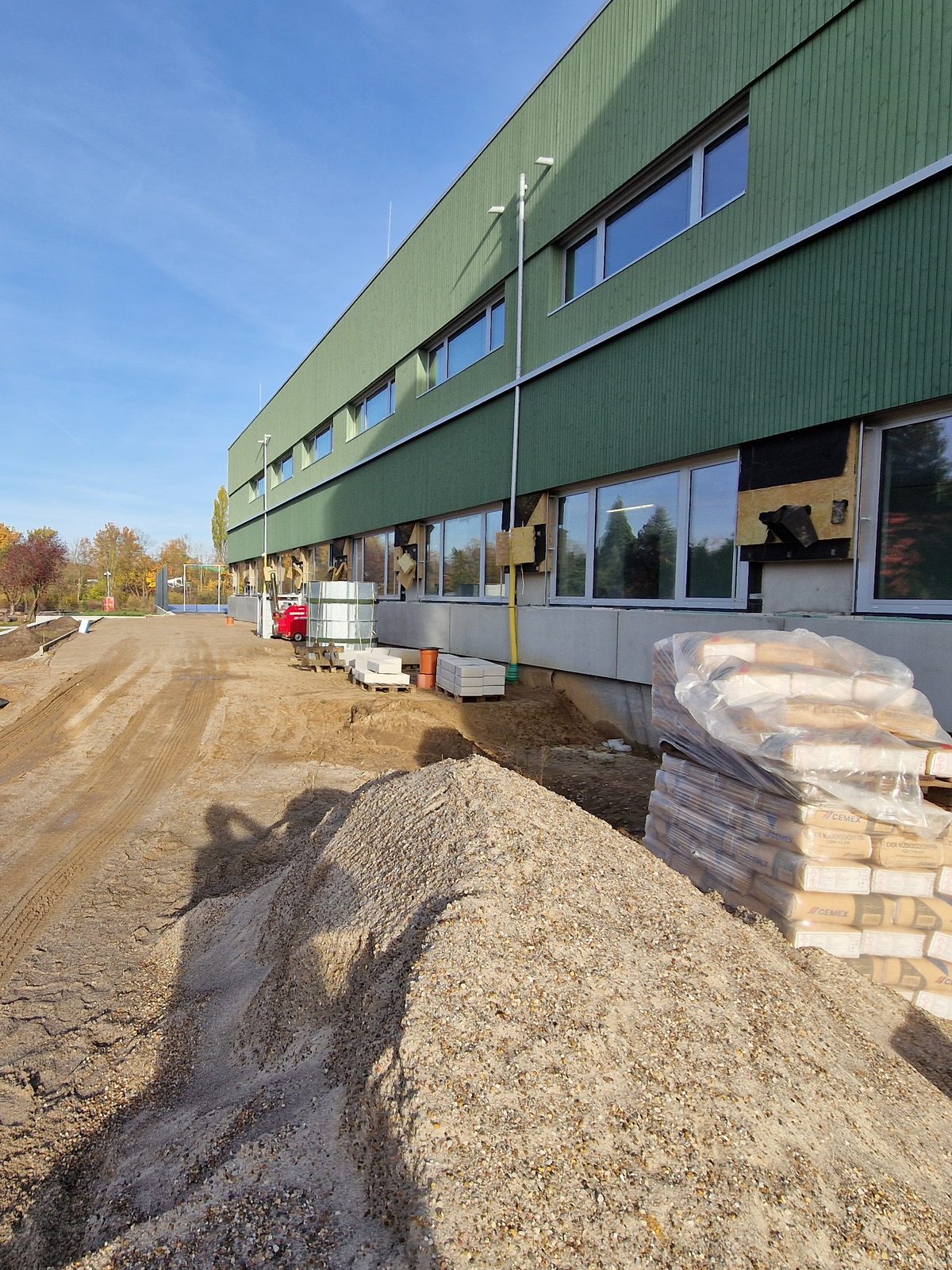 Grüne Fassade der Grundschule in Panketal entlang des Schulgebäudes