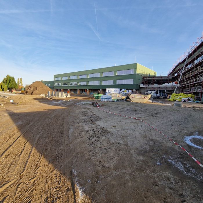 Gesamtansicht der Grundschule mit Mensa, Hort und Zweifeldsporthalle in Panketal