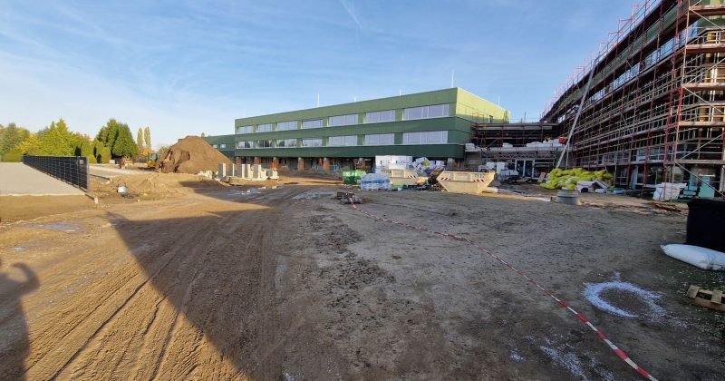 Gesamtansicht der Grundschule mit Mensa, Hort und Zweifeldsporthalle in Panketal