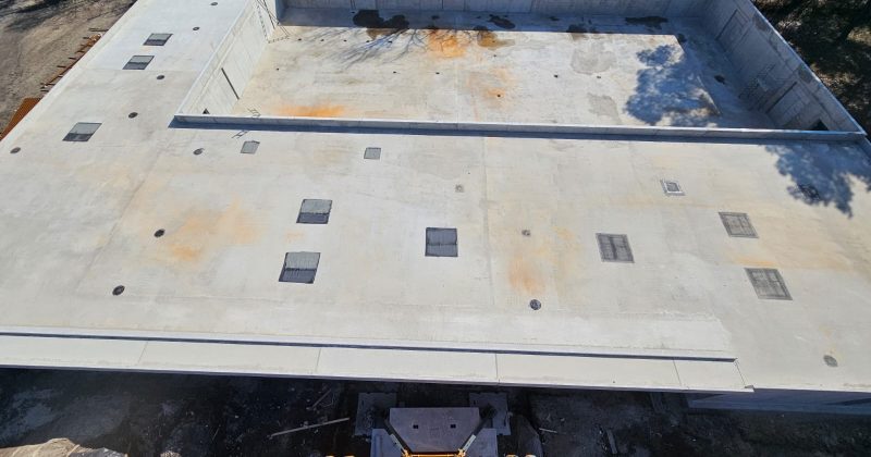Draufsicht auf den Rohbau der Dreifeldsporthalle der Grünauer Schule in Berlin