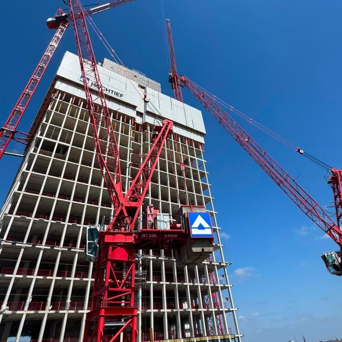 Hochhausrohbau des Projekts 030BLN mit Baukränen am Alexanderplatz in Berlin