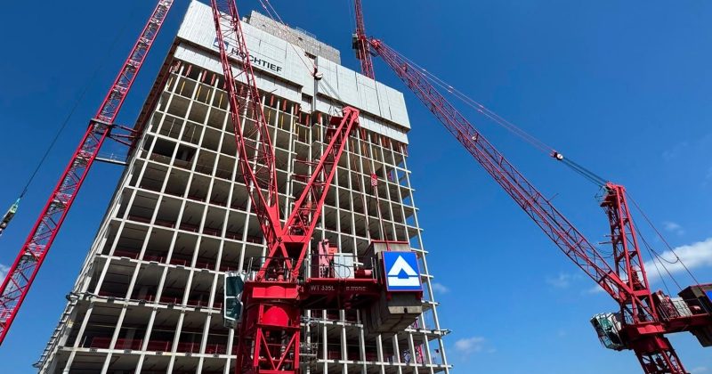 Hochhausrohbau des Projekts 030BLN mit Baukränen am Alexanderplatz in Berlin