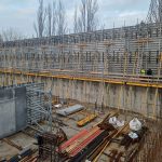 Gesamtansicht der Wandschalung beim Rohbau der Grundschule in der Hauptstraße 9 in Berlin-Lichtenberg
