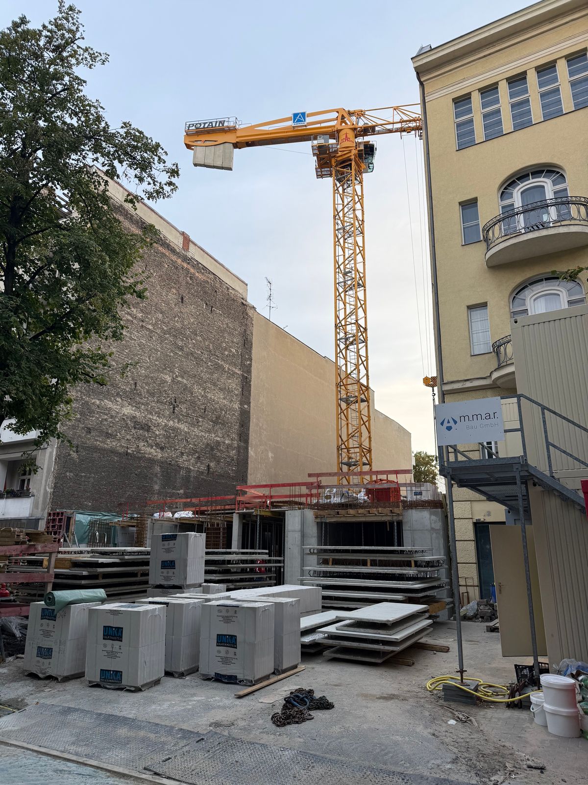 Straßenansicht der Baustelle des Wohngebäudes Céleste in der Knesebeckstraße 10 in Berlin-Charlottenburg