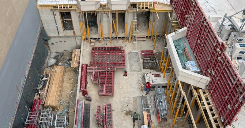 Blick von oben auf den Rohbau des Wohngebäudes Céleste in der Knesebeckstraße 10 in Berlin-Charlottenburg