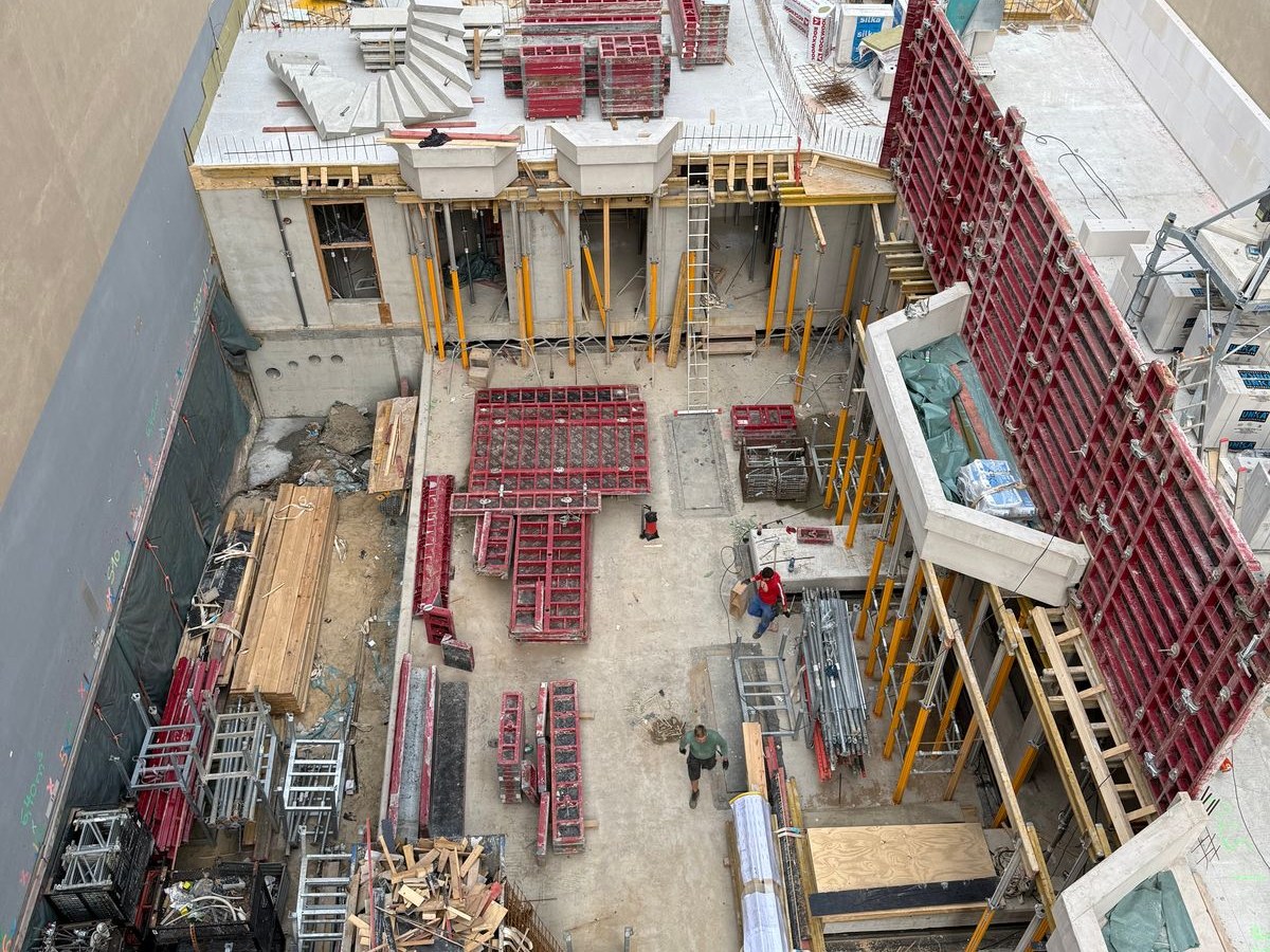 Blick von oben auf den Rohbau des Wohngebäudes Céleste in der Knesebeckstraße 10 in Berlin-Charlottenburg