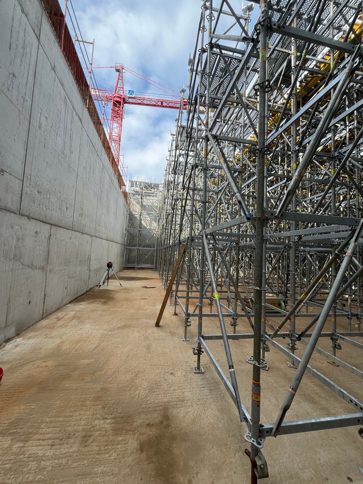 Grundschule Waldstadt – Betonwand und Traggerüst Stahlbetonwand und Traggerüst auf der Baustelle der Grundschule Waldstadt in Potsdam