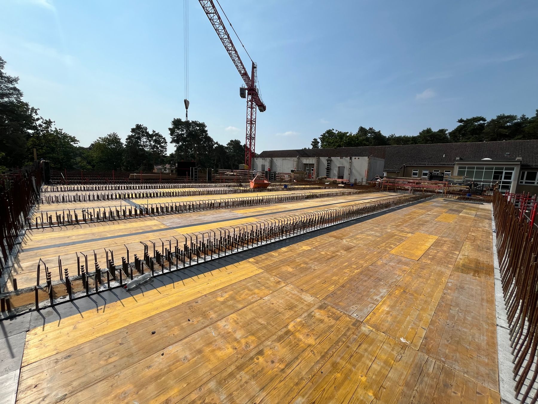 Grundschule Waldstadt – Deckenschalung Deckenschalung beim Rohbau der Erweiterung der Grundschule Waldstadt in Potsdam