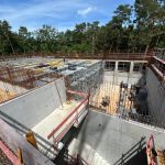 Stahlbetonwände des Erweiterungsbaus der Grundschule Waldstadt in Potsdam